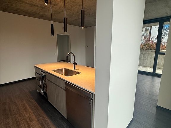 2nd image of 1319 W Lake St #414