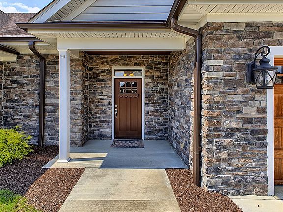 3rd image of 1042 Blackthorne Dr