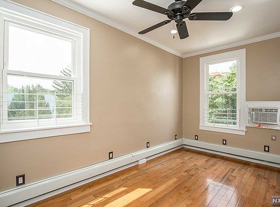 2nd image of 461 Mallory Ave #2