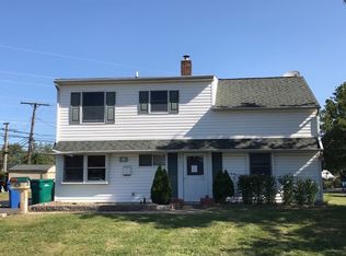 63 Iroquois Rd, Levittown, PA 19057