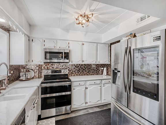 5th image of 3N550 Crown Rd APT 1