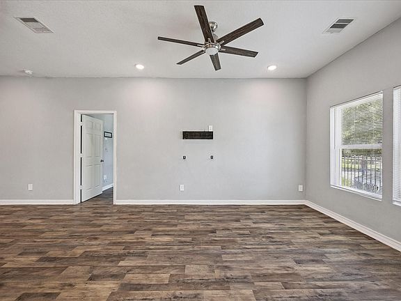 4th image of 3025 Drew St