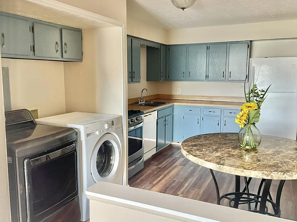 8982 Portage Pointe, Apt H — Photo 3