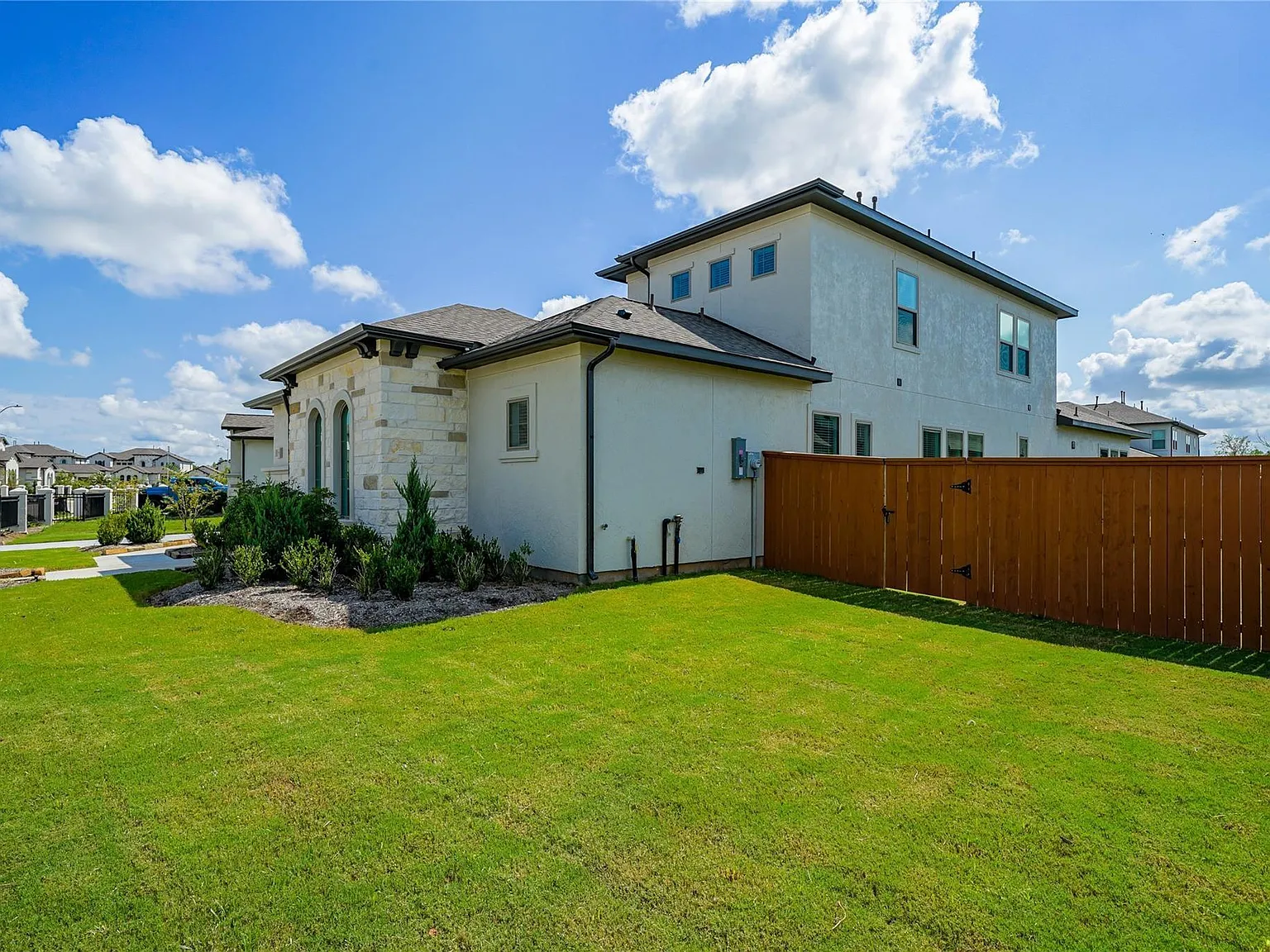 5 bed, 4.5 bath, 4142 sqft, $5,500 — Photo 3