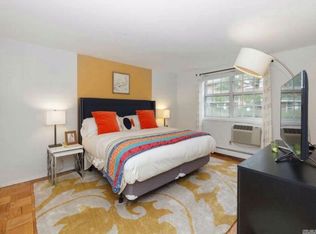 10 Lamplighter Ln APT 6A, Massapequa, NY 11758