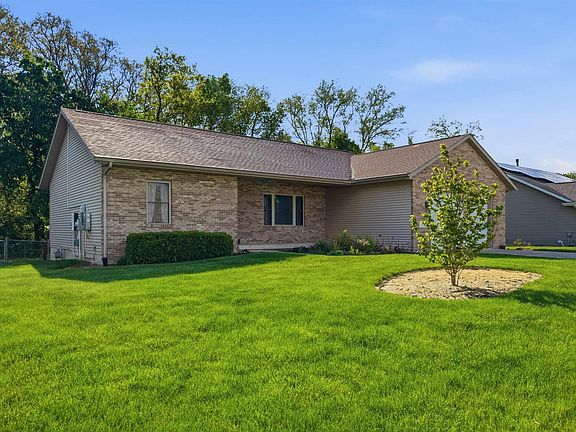 2nd image of 302 Cottonwood Cir