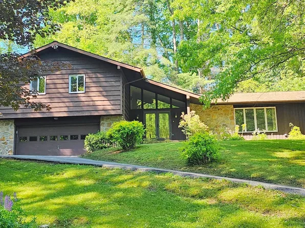 1014 University St NE, Wise, VA 24293