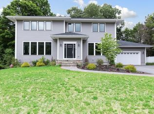 33 Hunnewell St, Wellesley, MA 02481