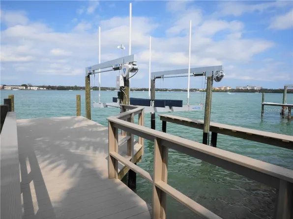 810 Bay Point Dr, Madeira Beach, FL 33708