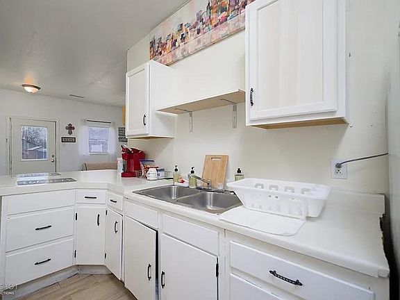 3rd image of 140 Merchant St #1