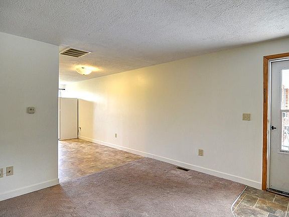 5th image of 322 Heather St