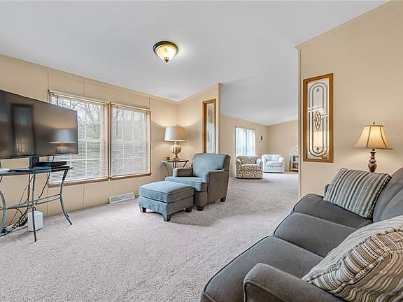 5th image of 102 Welker St