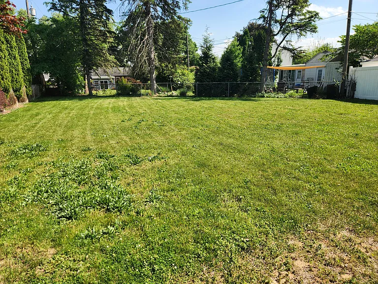 4085 Seneca Ave — Photo 11