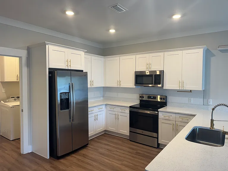 180 Bradford Ct — Photo 2