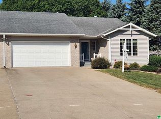 512 Frankfort Ave SE, Orange City, IA 51041