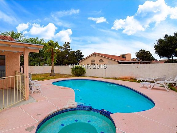 5th image of 3030 N Torrey Pines Dr