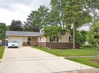 1430 S Birch Dr, Mount Prospect, IL