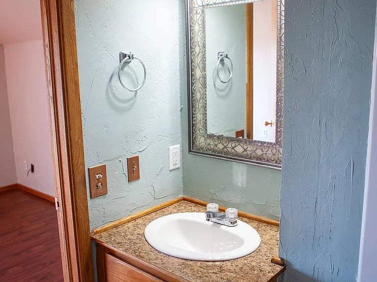 Upstairs Full Bathroom