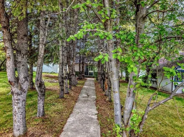 4734 E 50th St, Sylvan Lake, AB T4S 1G8