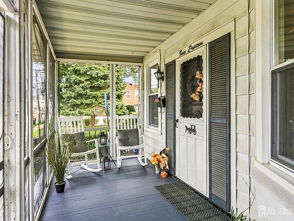 5th image of 318 Conover St