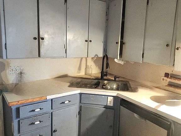 5th image of 702 Maple St