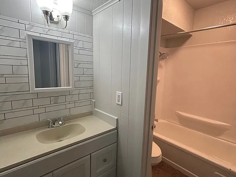 969 W Holly St — Photo 19