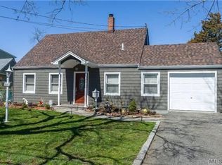 290 Jerome Ave, Mineola, NY 11501