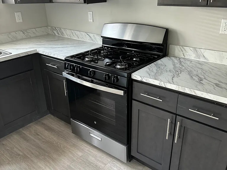 Lincoln Court Apartments — Photo 5