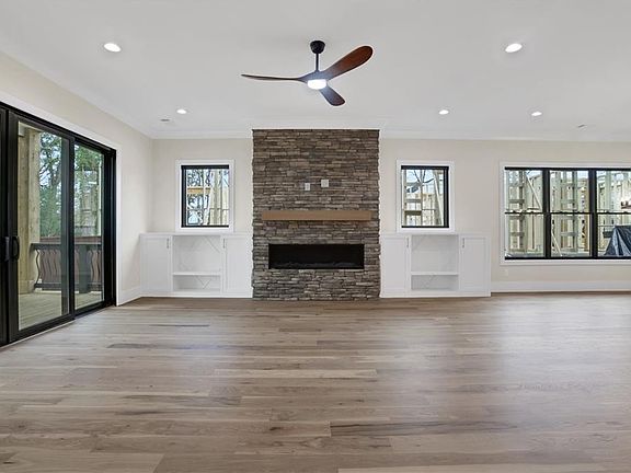 5th image of 990 Sycamore Dr