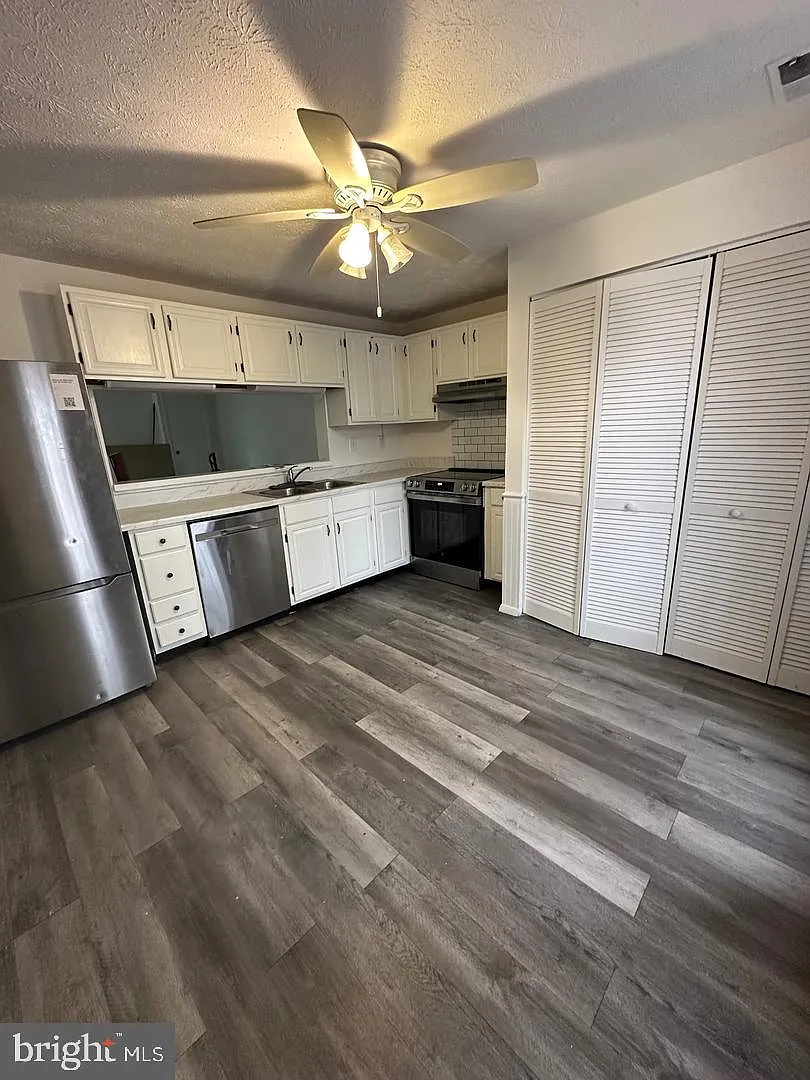 2 bed, 1.5 bath, 1220 sqft, $2,200 — Photo 3