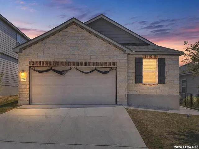4 bed, 2.0 bath, 1833 sqft, $2,350 — Photo 3