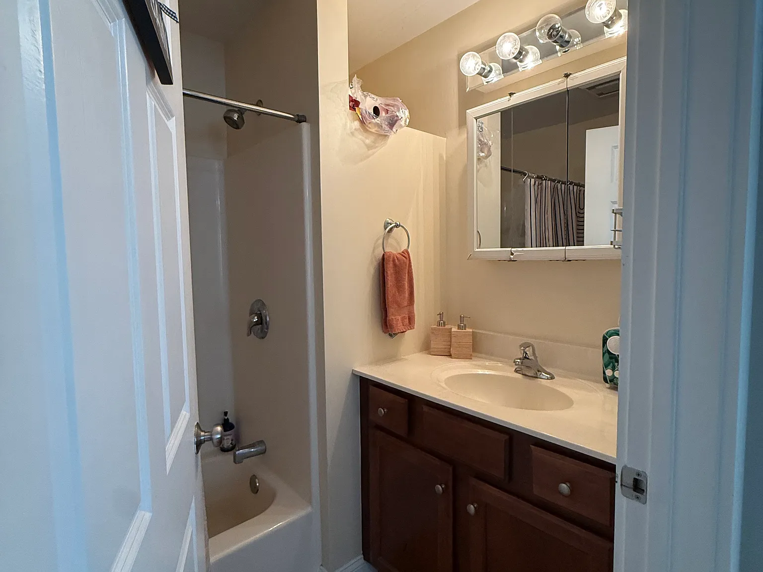 2 bed, 1100 sqft, $2,295 — Photo 2