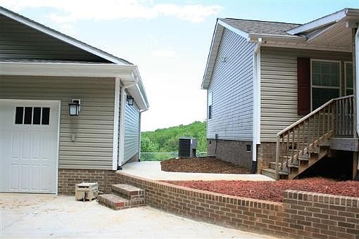 3rd image of 418 Indian Hollow Cir