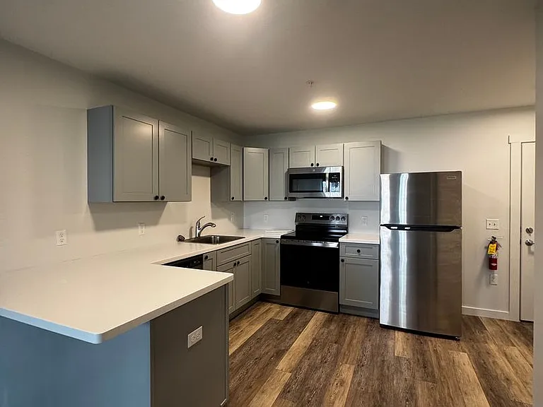 4 Gordon Ln — Photo 2