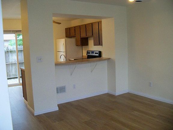 3rd image of 782 Cap Ln