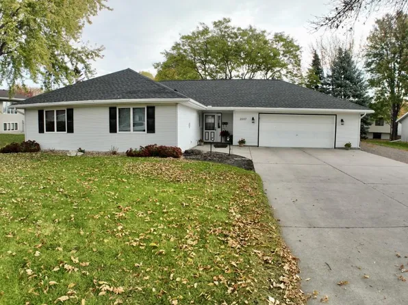 2507 9th St SW, Willmar, MN 56201