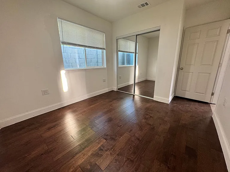 7842 Woodlake Ave — Photo 23