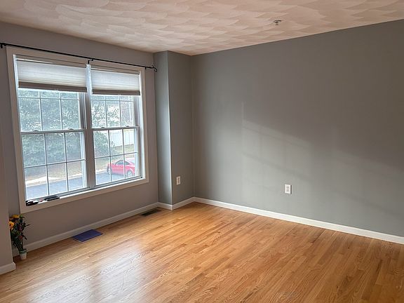 5th image of 933 Varnum Ave