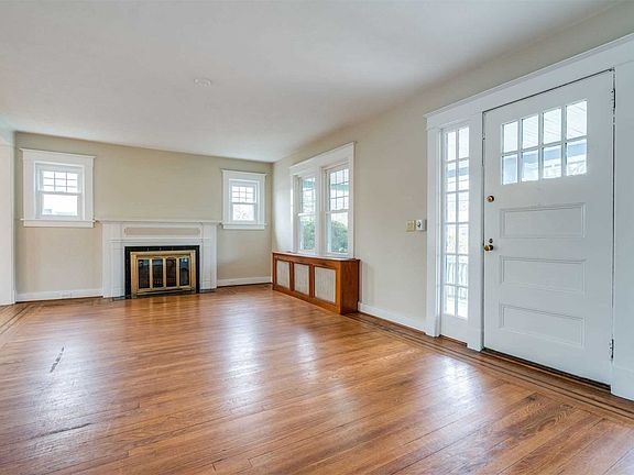 5th image of 133 Maple Ave