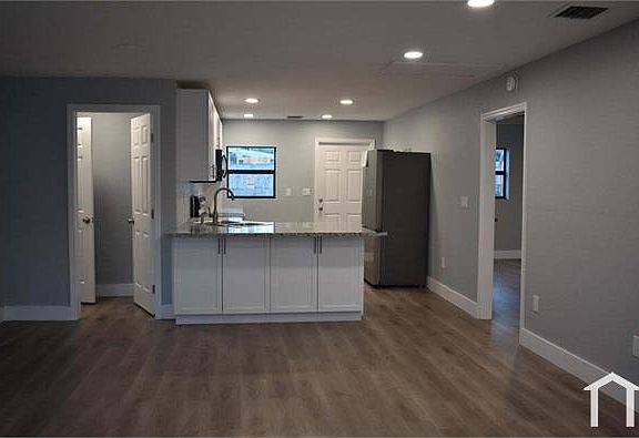 5th image of 1370 NE Martin Ave #B