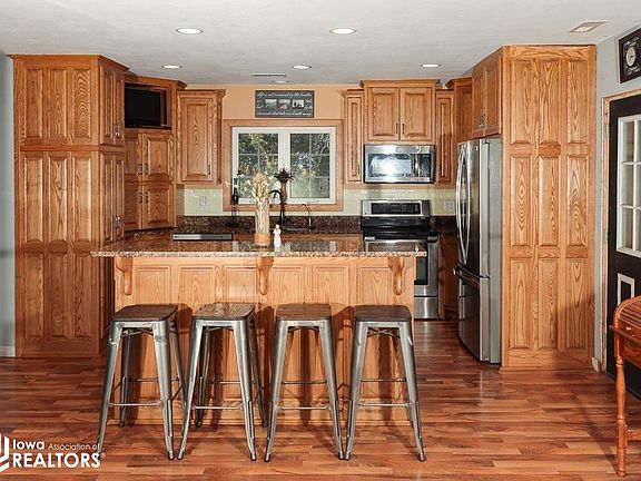 4th image of 3820 Quinton Ave