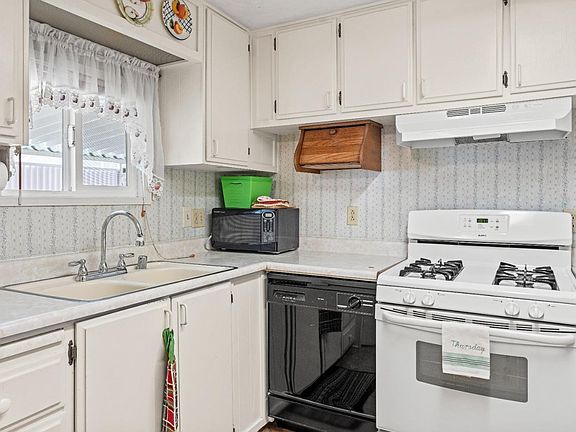4th image of 660 Leslie Street #56