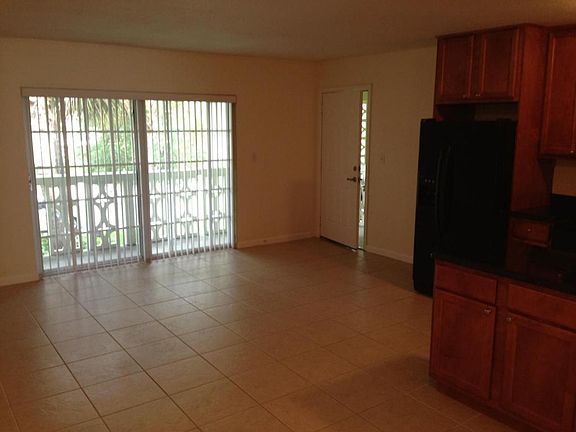 5th image of 110 N Lakeside Dr APT 6