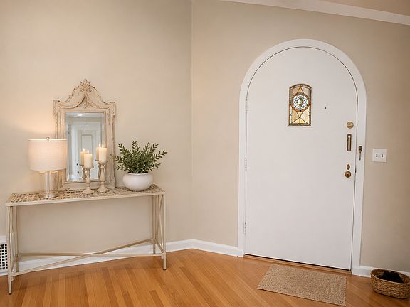 4th image of 1014 Clarendon Cres