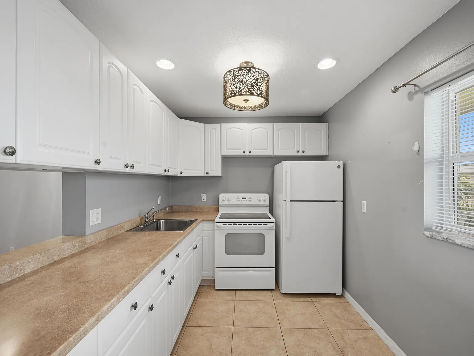 1 bed, 1.5 bath, 758 sqft, $1,300 — Photo 3