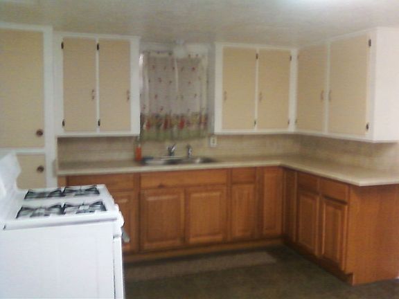 Kitchen/dining room to the right