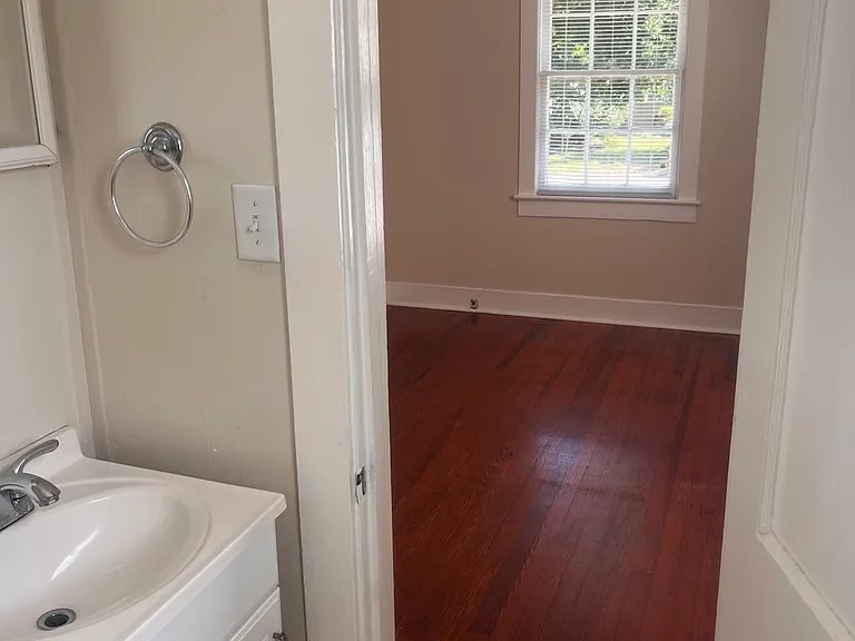 1512 E Belmont St — Photo 7