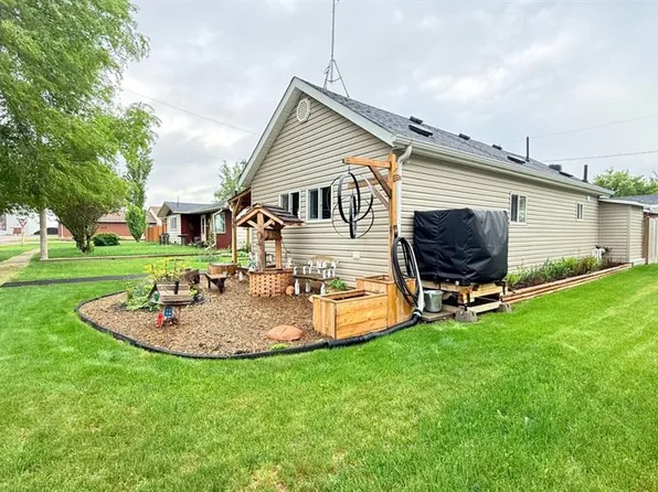 106 E 1st St W, Lashburn, SK S0M 1H0