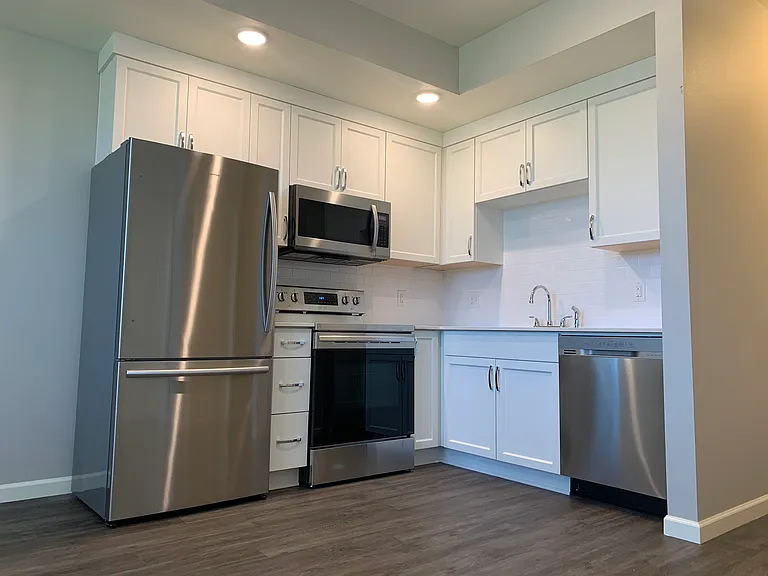 6940 N Greenwich Ave #7 — Photo 2