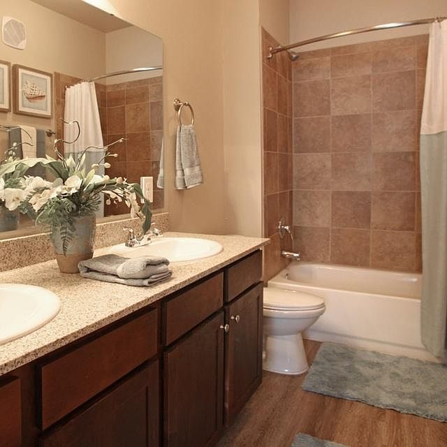 2nd image of 4302 Pierce St #2